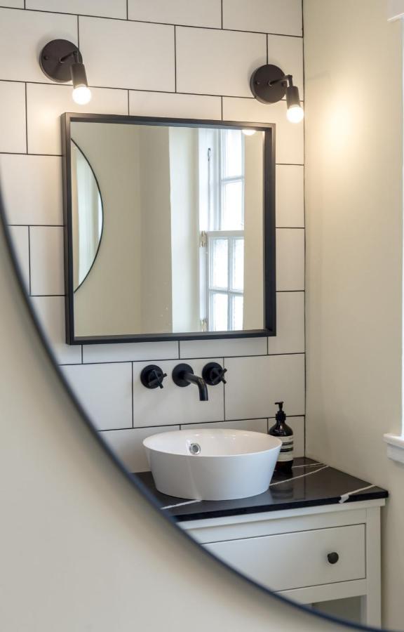 Guestready - Elegant 2Br Period Flat In Oldtown Apartment เอดินบะระ ภายนอก รูปภาพ